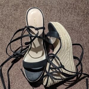 ❤️Aldo Black and Tan Strappy Espadrille Wedges❤️